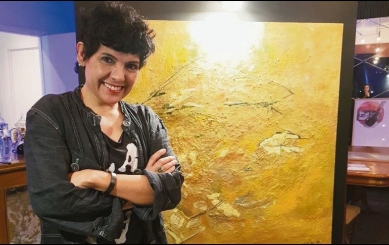 Sandra Carvajal. La artista posa junto a su creación. EL INFORMADOR/N. Gutiérrez