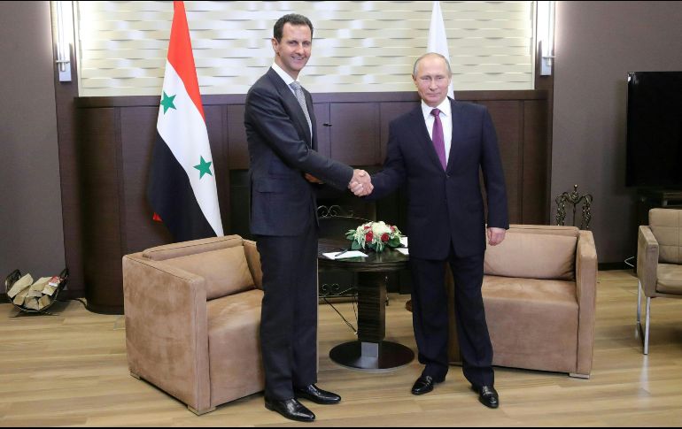 En vísperas de la cumbre tripartida, Putin (d) se reunió, también en Sochi, con el presidente sirio, Bachar al Asad (i). AFP/M. Klimentyev