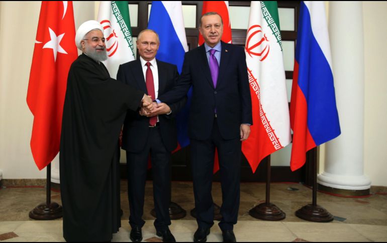 El mandatario se reúne en la ciudad de Sochi con sus colegas de Irán y Turquía, Hasan Rohani y Recep Tayyip Erdogan, para impulsar un proceso de paz en el país árabe. AP / K. Ozer