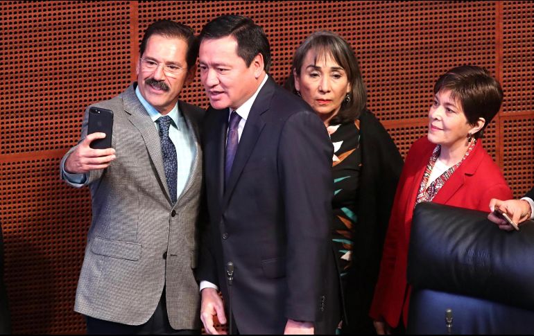 El senador por Jalisco, Jesús Casillas (izq) aprovechó la visita del titular de la Secretaría de Gobernación, Miguel Ángel Osorio Chong (c), para tomarse una 'selfie'. SUN / L. Godinez