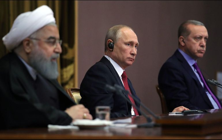 Ante el estancamiento del proceso de paz en Ginebra, Putin (centro) intenta impulsar su propio foro de negociaciones. AFP/M. Klimentyev
