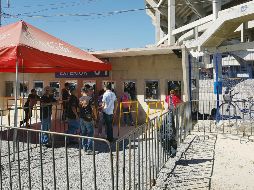 En la taquilla del coloso de la Calzada Independencia los aficionados tardaron ayer sólo unos minutos para adquirir sus boletos. EL INFORMADOR/F. Romero
