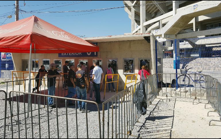 En la taquilla del coloso de la Calzada Independencia los aficionados tardaron ayer sólo unos minutos para adquirir sus boletos. EL INFORMADOR/F. Romero