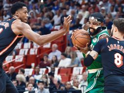 El Heat fundió a los Celtics. Kyrie Irving es contenido por Tyler Johnson. AP/L. Sladky