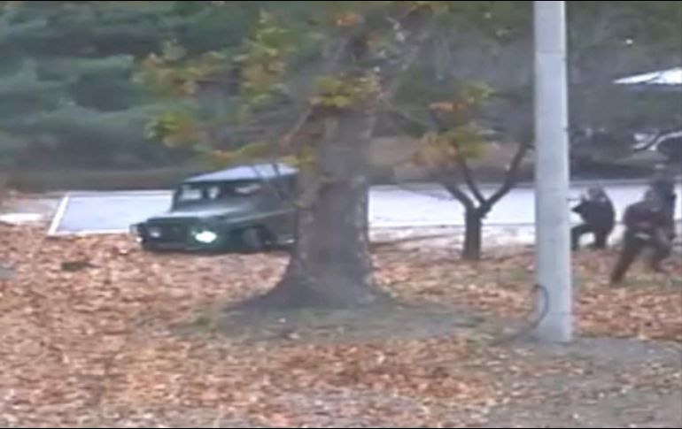 Captura de pantalla que muestra al militar desertor (d-adelante) siendo perseguido por soldados en el Área Conjunta de Seguridad (JSA) de la Zona Desmilitarizada de Corea. EFE/UNC