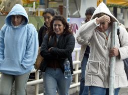 Es recomendable vestir ropa abrigadora, no exponerse a cambios bruscos de temperatura y brindar especial atención a niños, personas de la tercera edad y enfermos. EL INFORMADOR/ARCHIVO