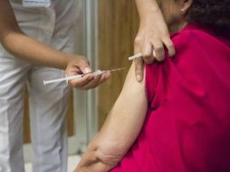Tienen suficientes dosis de vacuna para aplicar durante toda la temporada a los grupos blancos como son embarazadas, menores y mayores de 60 años. NTX / ARCHIVO