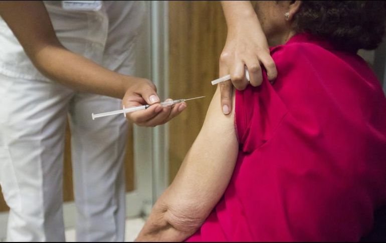 Tienen suficientes dosis de vacuna para aplicar durante toda la temporada a los grupos blancos como son embarazadas, menores y mayores de 60 años. NTX / ARCHIVO