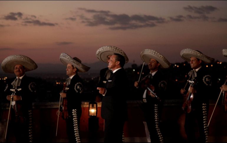 En las instantáneas, el artista viste de esmoquin y se observa sonriente junto al mariachi. Facebook/ARCHIVO