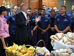Este jueves, Donald y Melania Trump se reúnen con miembros de la Guardia Costera de Estados Unidos en Riviera Beach, Florida. AP / A. Brandon