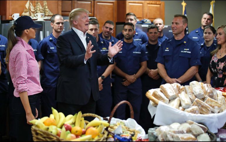 Este jueves, Donald y Melania Trump se reúnen con miembros de la Guardia Costera de Estados Unidos en Riviera Beach, Florida. AP / A. Brandon