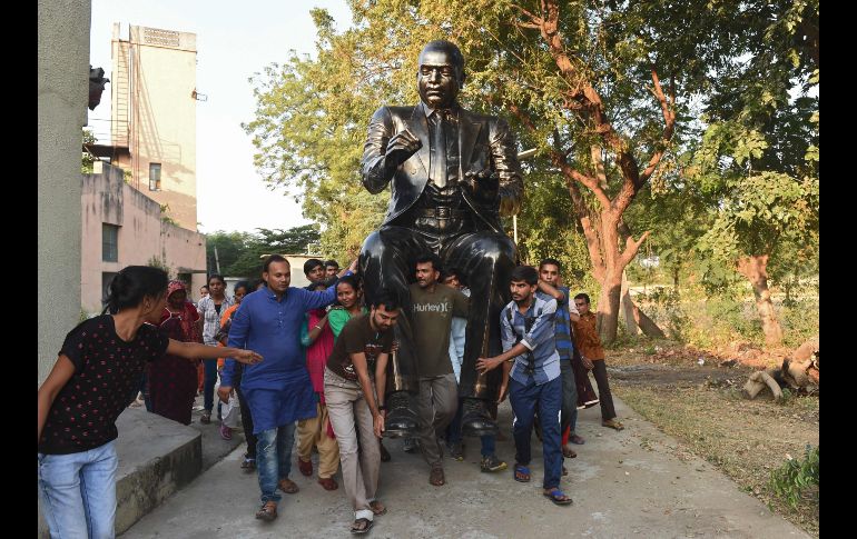 Un grupo de personas cargan una estatua del jurista y reformador social Dr. BR Ambedkar en la villa Nani Devti en India. AFP / S. Panthaky