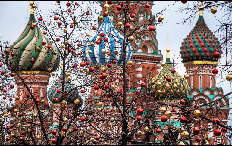 Decoraciones navideñas ya lucen frente a la Catedral de San Basilio en la Plaza Roja de Moscú, Rusia. AFP / M. Antonov