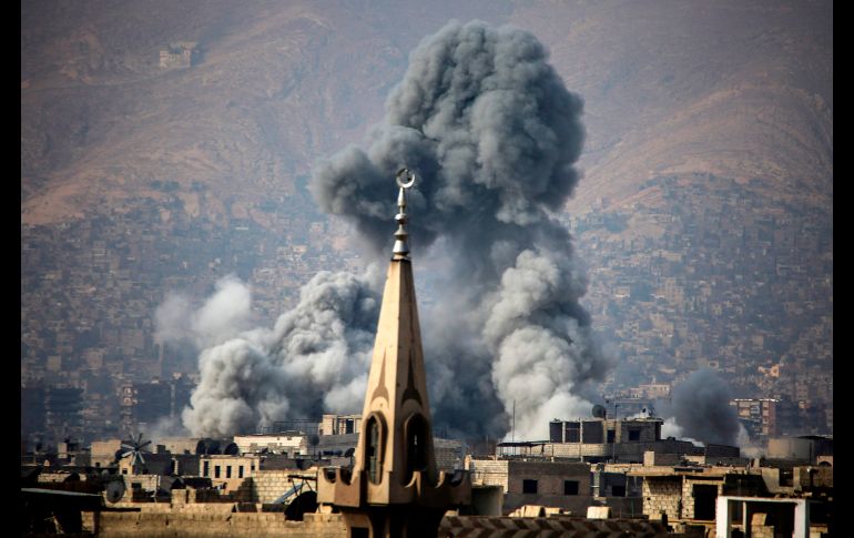 Desde las alturas y a la distancia se pudo observar una columna de humo provocada por un bombardeo sobre la ciudad de Arbin, en Damasco, que permanece ocupada por fuerzas rebeldes. AFP / A. Almohibany