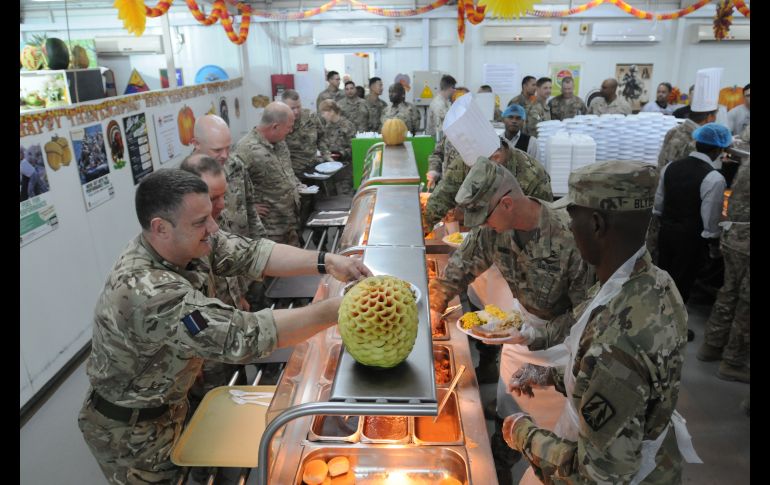 Pese a estar en el campo de combate, las fuerzas de tareas especiales de Estados Unidos también disfrutan de una cena del Día de Acción de Gracias en la base militar Camp Arifjan. AP / CJTF-OIR