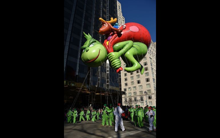 El Grinch atambién se hizo presente durante el desfile que es convocado por la cadena de tiendas Macy's. AFP / M. Loccisano