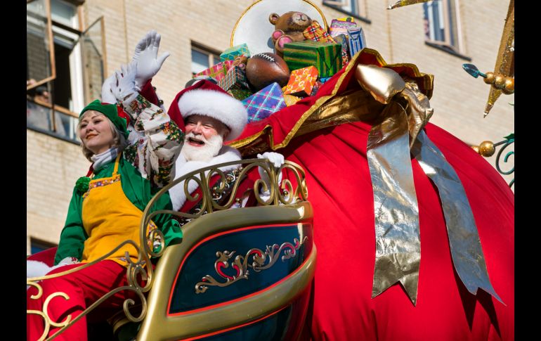 Uno de los personajes obligados de cada año fue Santa Claus, quien montó un trineo sobre un globo. AP / C. Ruttle