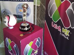 El objeto de deseo del campeonato de futbol mexicano tiene un peso de cuatro kilogramos de plata pura Ley, y está ensamblado en una base de obsidiana de seis kilogramos de peso. EL INFORMADOR / F. Romero