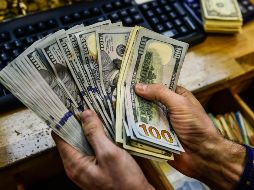 Fue adquirido a un precio mínimo de 17.92 pesos en bancos capitalinos. EL INFORMADOR/ ARCHIVO