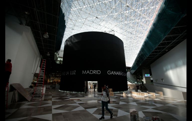 Aspecto de la instalación del pabellón de Madrid en la Feria Internacional del Libro que abre sus puertas el sábado. EL INFORMADOR / F. Atilano