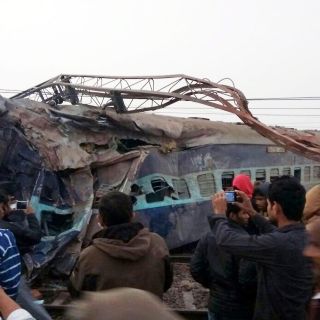 Descarrilamiento de tren mata a tres y lesiona a 13 en India