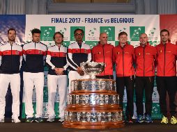 Los equipos de Francia (izquierda) y Bélgica posan junto al trofeo que se llevará el campeón. AFP/P. Huguen