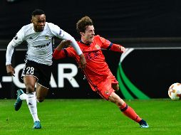Samuel Adegbenro (izquierda), del Rosenborg, disputa un balón con Sergio Canales, de la Real Sociedad. EFE/O. Martín