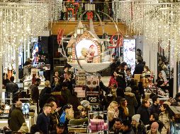 De los compradores, 23% ha manifestado que disfruta de las decoraciones de Navidad que adornan las tiendas. AFP/S. Keith