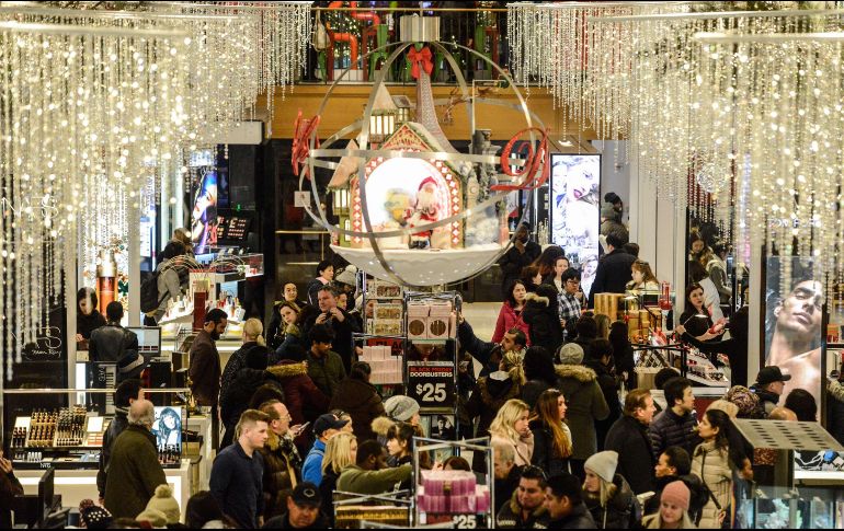 De los compradores, 23% ha manifestado que disfruta de las decoraciones de Navidad que adornan las tiendas. AFP/S. Keith