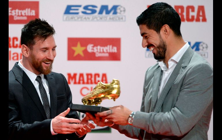 El jugador recibe el premio de manos de su compañero y amigo en el Barcelona, Luis Suárez. AFP / J. Lago