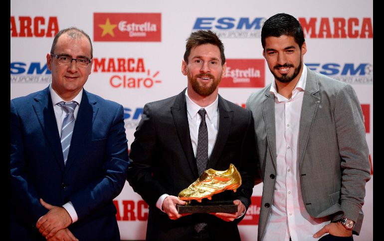 Messi, que recibió el galardón vestido con traje negro y corbata del mismo color, había ganado por última vez la Bota de Oro en la temporada 2012-2013 en la que marcó 46 goles. AFP / J. Lago