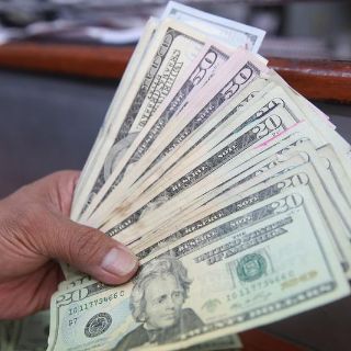 Peso recupera terreno; dólar, por debajo de los 19 pesos a la venta