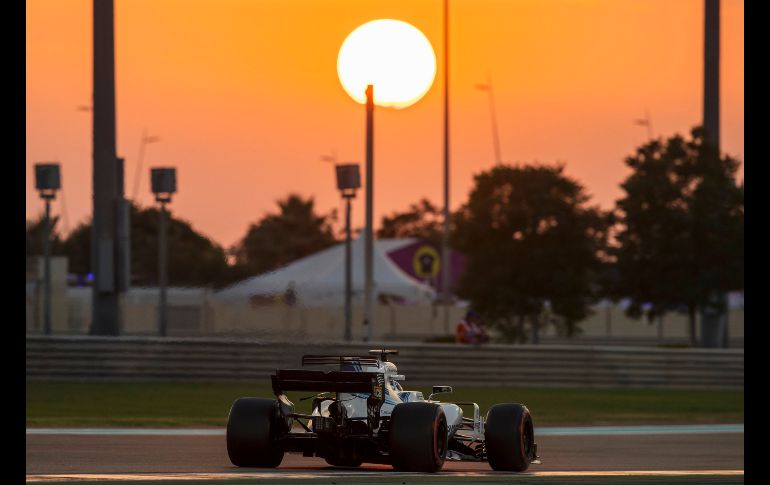 El piloto brasileño de Fórmula Uno de la escudería Williams, Felipe Massa, participa en la segunda sesión de entrenamientos rumbo al Gran Premio de Abu Dhabi que tendrá lugar el domingo. EFE / V. Xhemaj