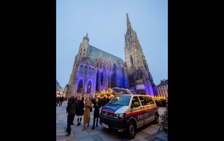 Ya están instalados mercados navideños en varias ciudades de Europa. En la imagen se observa la catedral de San Esteban mientras varios ciudadanos visitan un mercadillo navideño en Viena, Austria. EFE / L. Niesner