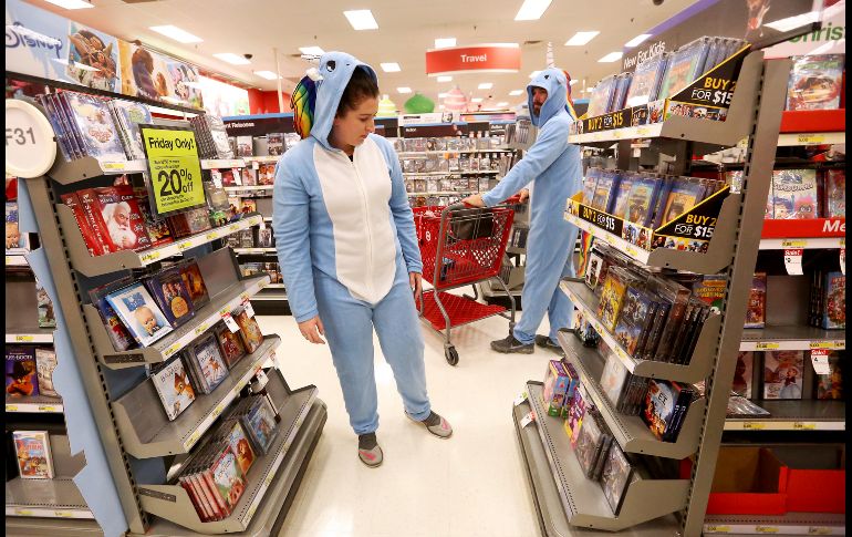 Hasta en pijama una pareja acudió a aprovechar los descuentos del Black Friday en una tienda de Dubuque, Iowa. AP / Telegraph Herald / J. Reilly