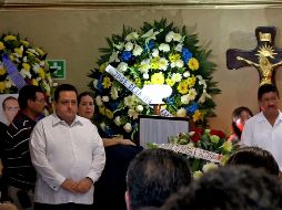 El gobernador de Baja California Sur, Carlos Mendoza Davis (izq) realiza una guardia ante los féretros del ombudsman. SUN/
