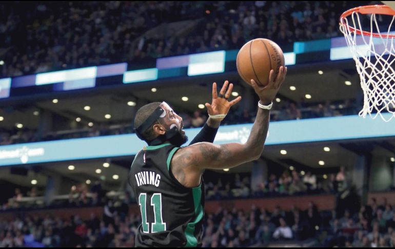 Acertado. Kyrie Irving (#11) fue el máximo anotador de los Celtics al aportar 30 puntos. AP
