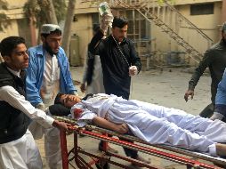 Personal médico traslada a uno de los heridos a un hospital. EFE/Y. Ahmed