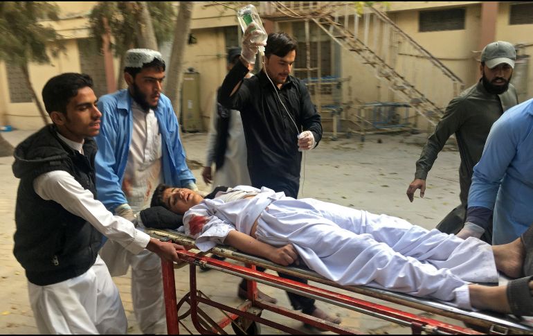 Personal médico traslada a uno de los heridos a un hospital. EFE/Y. Ahmed
