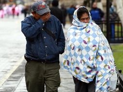 Recomiendan a la población en general salir con ropa abrigadora para prevenir enfermedades. EL INFORMADOR/ARCHIVO
