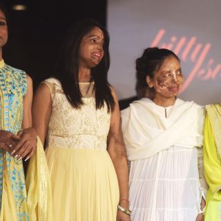 Mujeres víctimas de ataques con ácido desfilan en pasarela de moda india