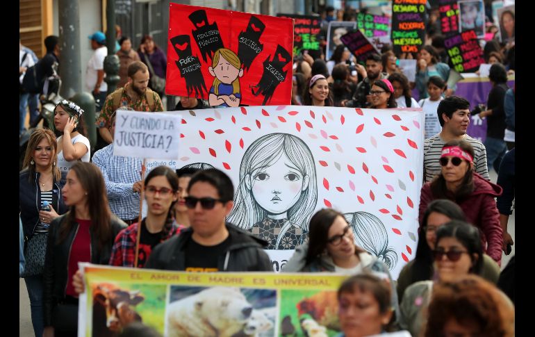 Cientos de peruanos protestaron por los altos índices de asesinatos hacia las mujeres y violencia machista.  EFE / E. Arias