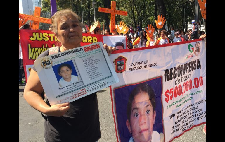 Madres de familia mexicanas mostraron fotografías de niñas y mujeres desaparecidas. EFE / J. Núñez