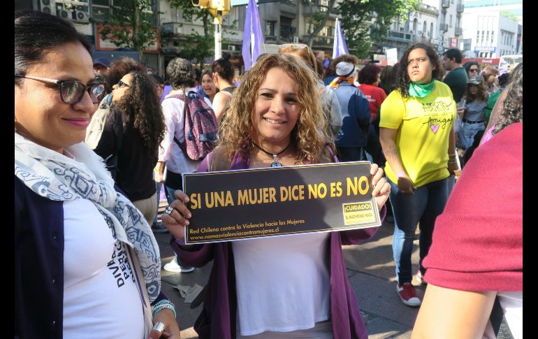 Un encuentro feminista en Montevideo, Uruguay, concluyó con la marcha contra la violencia. EFE / S. Yáñez
