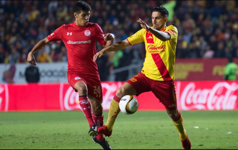 Diego Valdés disputa el balón con Pablo Barrientos del Toluca. EFE / L. Granados