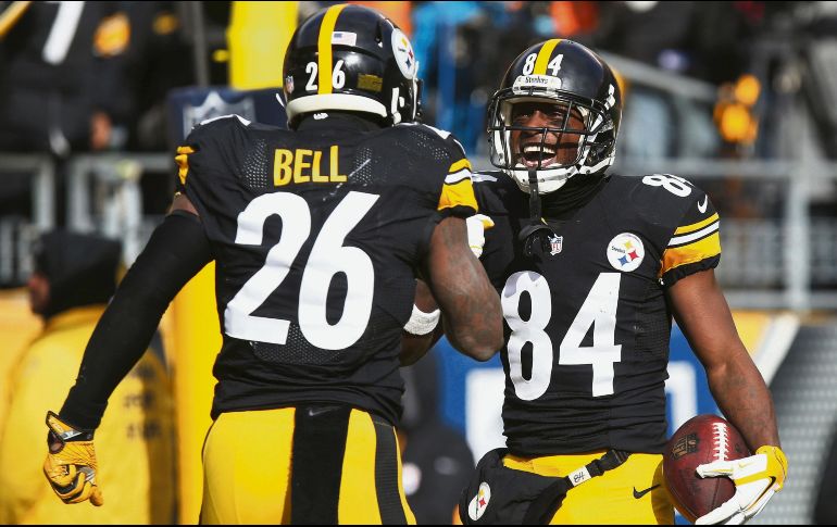 Letales. Le’Veon Bell (#26) y Antonio Brown (#84) son los motores a la ofensiva de los Steelers y esta temporada entre ambos acumulan más de dos mil 200 yardas totales. AP