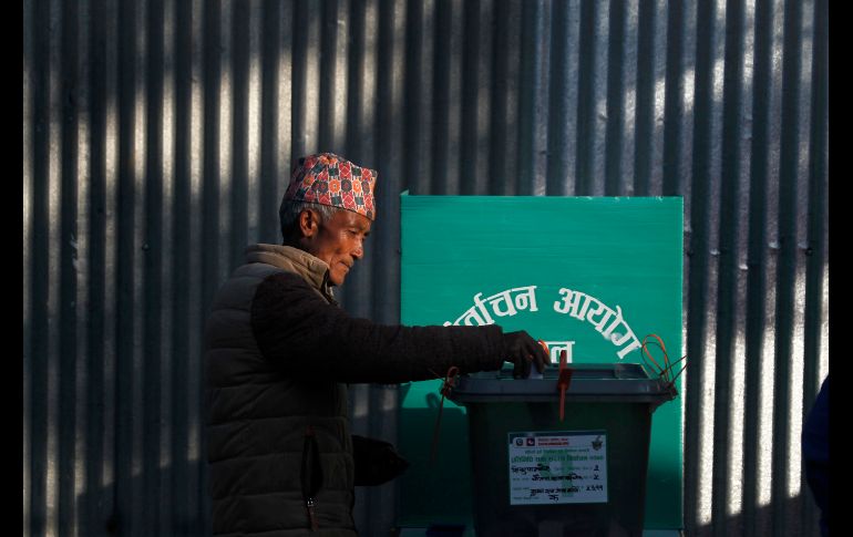 Un ciudadano emite su voto en las elecciones legislativas en Chautara, Nepal. AP/N. Shrestha