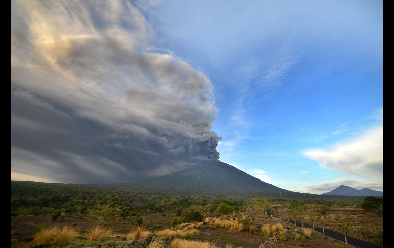 Una erupción del volcán Agung deja una nube de ceniza en Karangasem, Indonesia.