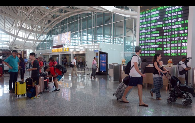 Pasajeros aguardan en el aeropuerto internacional de Bali. Al menos 32 vuelos con destino y procedentes de las islas indonesias de Bali y Lombok fueron cancelados hoy por la nube de ceniza.