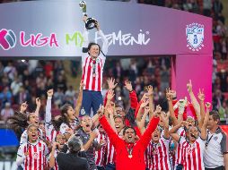 Después de que Chivas femenil se coronara, surgió la duda de si la estrella debería aparecer en el cuadro varonil o hacer otra playera. MEXSPORT / ARCHIVO